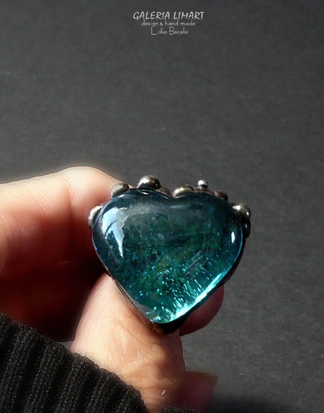 Pierścionek ze szkła w kształcie ślicznego turkusowego serca, jedyny taki